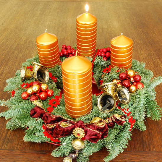 By Micha L. Rieser (Own work by uploader (wreath and picture)) [CC-BY-SA-3.0 (http://creativecommons.org/licenses/by-sa/3.0) or GFDL (http://www.gnu.org/copyleft/fdl.html)], via Wikimedia Commons